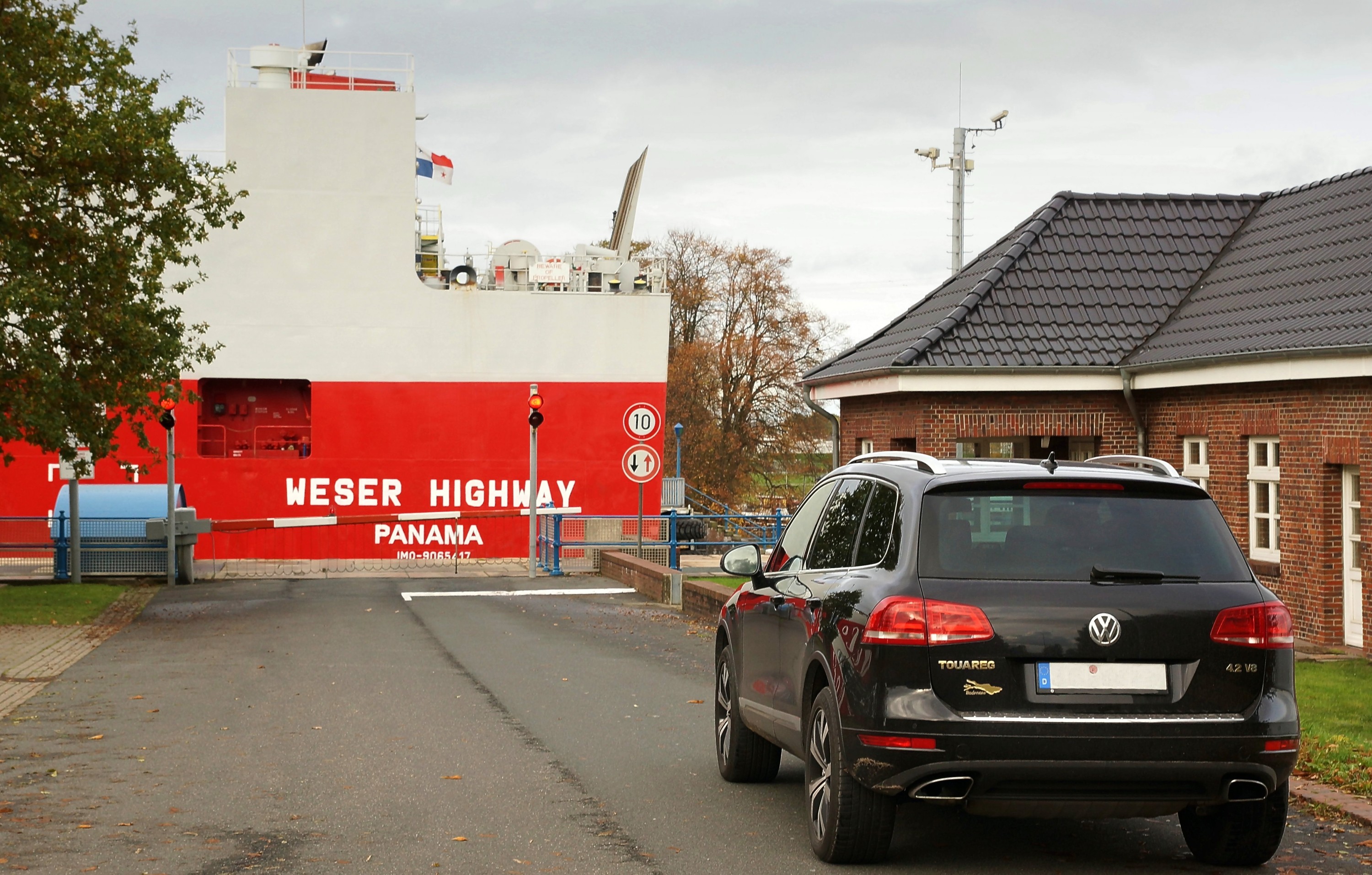 Vorfahrt für Car Carrier Weser Highway; Emden